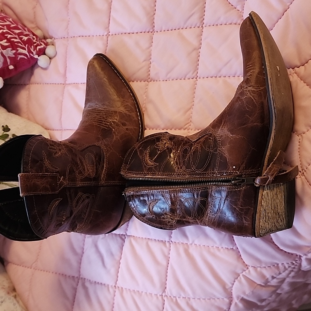 Dingo boots size 8 firm price